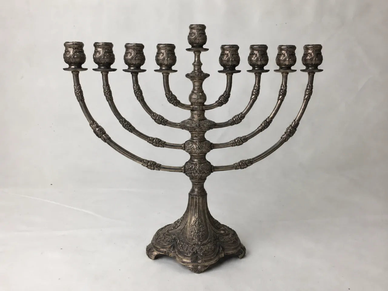 חנוכיית כסף עתיקה מוכהה ופגומה לפני השחזור